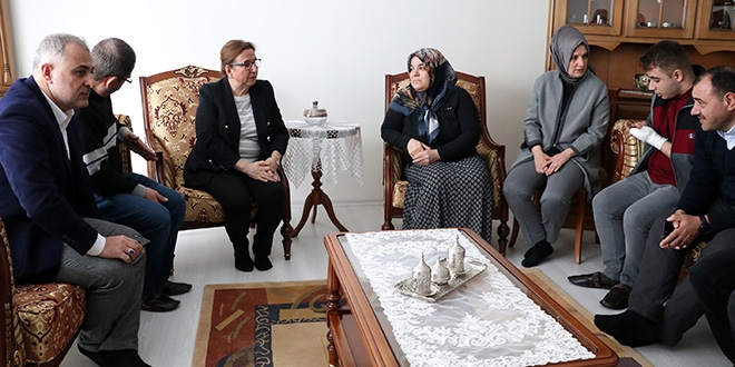 Bakan Pekcan depremzede Azize Çelik'i ziyaret etti