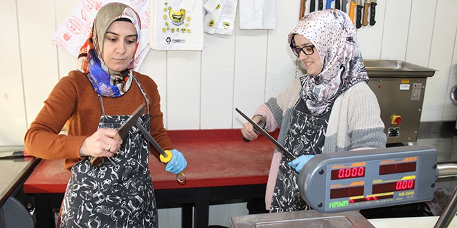 Kadın kasaplar erkek meslektaşlarını aratmıyor