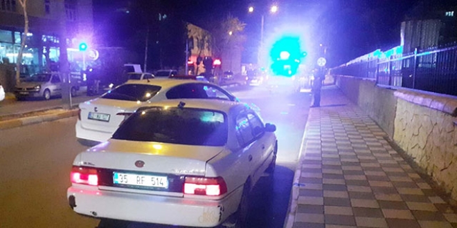'Dur' ihtarına uymayan alkollü sürücü polis aracına çarptı