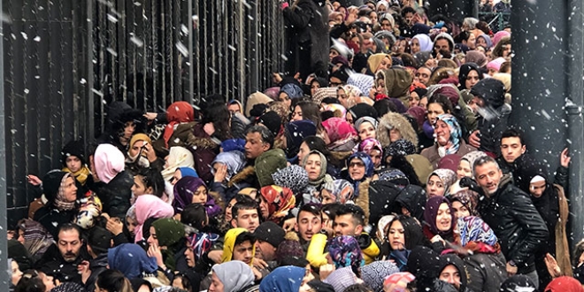 Mağaza açılışında indirim izdihamı... Birbirlerini ezdiler