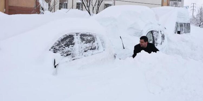 Bitlis'te kar 2 metreyi aştı... Araçlar ve evler kara gömüldü