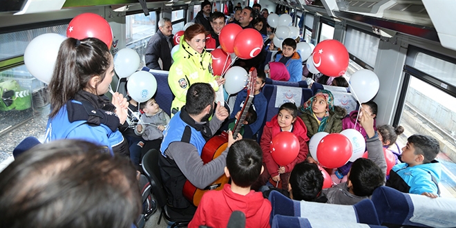 Elazığ polisinden depremzede çocuklara moral desteği