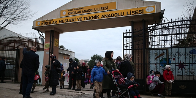 İlkokul liseye taşındı, aileler tepki gösterdi