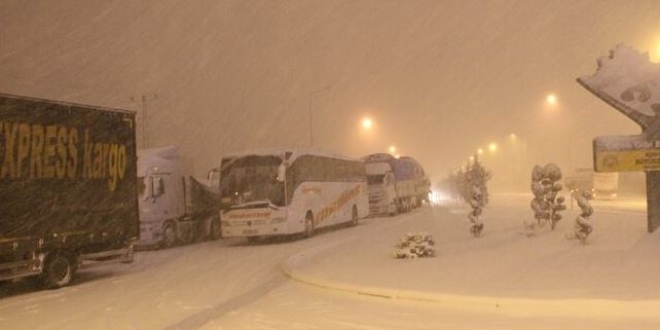 Tokat-Sivas kara yolunda kar nedeniyle ulaşım aksıyor