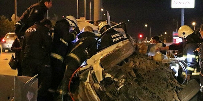 Hurdaya dönen araç yeni evli çifti ayırdı