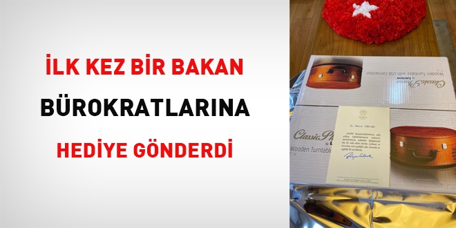 İlk kez bir bakan bürokratlarına hediye gönderdi