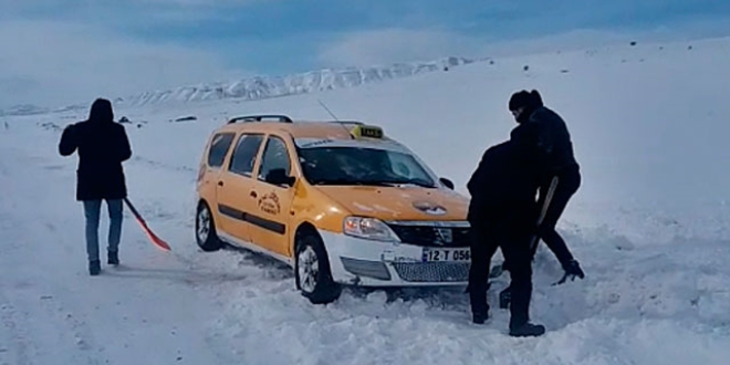 Araçla karda mahsur kalan 5 öğretmen kurtarıldı