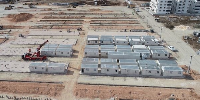 Elazığ'da konteyner kentlerin kurulumu sürüyor