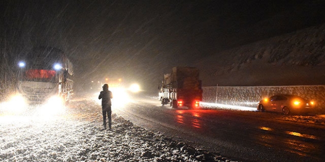 Tokat-Sivas karayolu TIR'larn geilerine kapatld