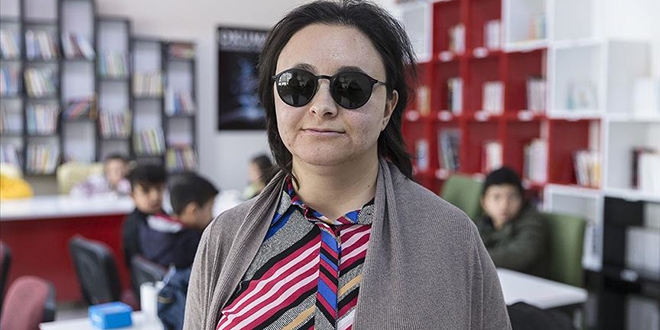 Görme engelli öğretmen maaşıyla kütüphane kurdu