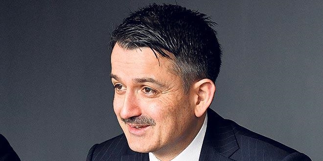 Tarım Bakanı makamında tavuk eti deneyi yaptı