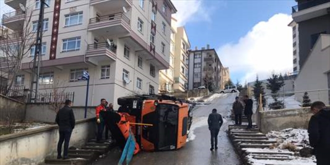 Başkent'te kar temizleme ve tuzlama kamyonu devrildi: 1 yaralı
