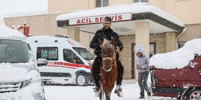 Kar nedeniyle yollar kapanınca muayene olmaya atıyla gitti