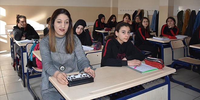 Nefise öğretmen öğrencilerinin dünyasını aydınlatıyor