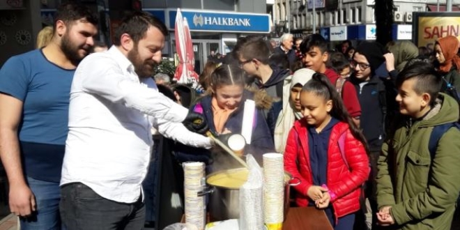 Okulları için eylem yapan öğrencilere çorbalı destek