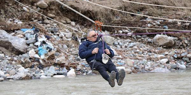 AFAD ekipleri, 'iple kurulan' teleferik sistemiyle hasta kurtardı