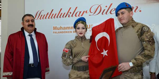 Sevgililer Günü'nde nikah masasına askeri üniformayla oturdu