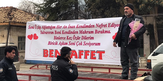 'Biricik aşkım' diye pankart açtı, karakola düştü