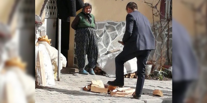Yaşlı teyzeye yardım eden memurdan örnek davranış