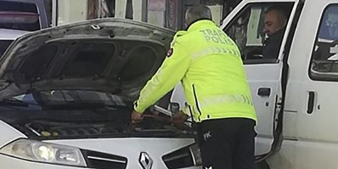Polis memuru yolda kalan vatandaşın derdine çare oldu