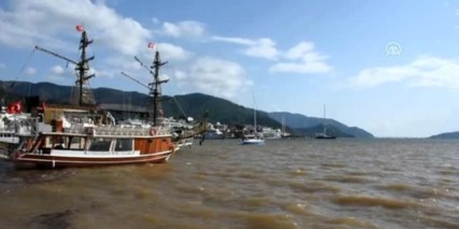 Marmaris'te deniz kahverengi oldu, görenler şaşıp kaldı