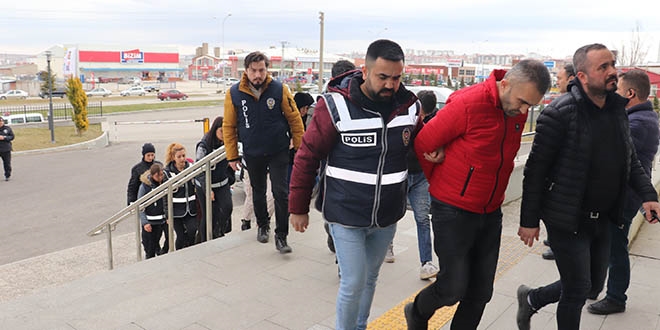 'Bankalarla kredi problemini çözüyoruz' dolandırıcılığına 2 tutuklama