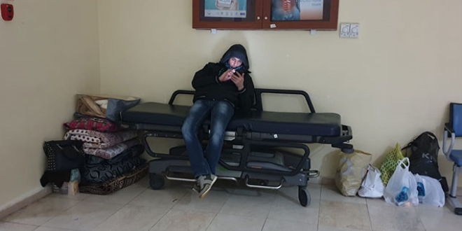 Hasta yakınları koridora kilim sererek ısınıyor