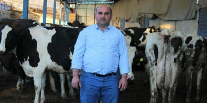Çizmeyi giyip hayvancılık, takım elbiseyi giyip başkanlık yapıyor