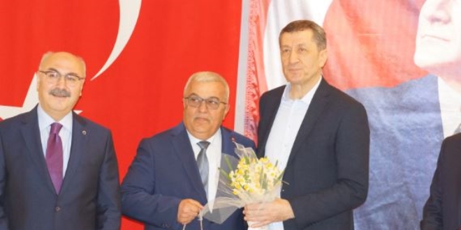 Bakan Seluk'tan Aydnl hayrseverlere plaket