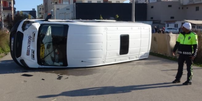 Mersin'de öğrenci servisi kaza yaptı: 11 yaralı