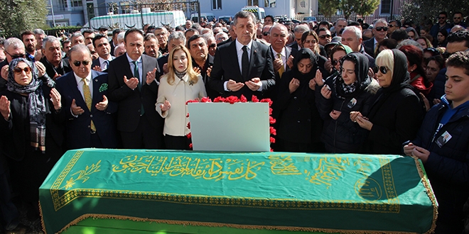 Bakan Selçuk, Milli Eğitim Müdürü'nün cenazesine katıldı