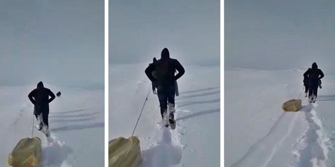 4 kilometrelik karlı yolu aşıp, çocuklarını okula götürdüler