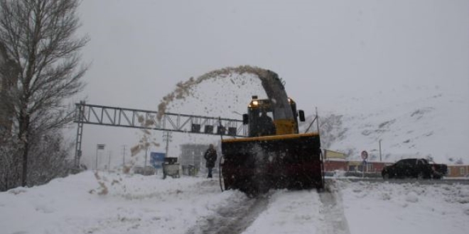 Van ve Bitlis'te kar nedeniyle bazı yollar trafiğe kapatıldı