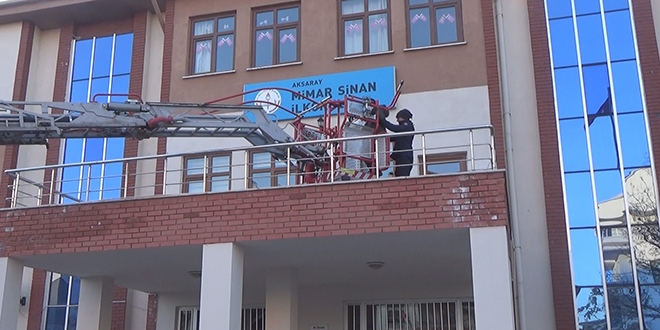 Kitabını almak için geldiği okulunda mahsur kaldı