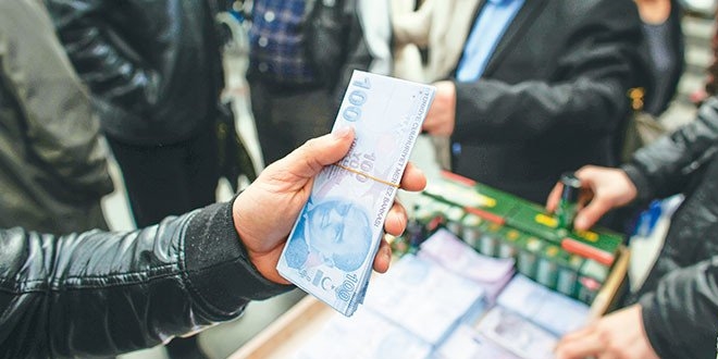 Bütçeyi ihtiyat akçesi ve tüketim ayakta tuttu