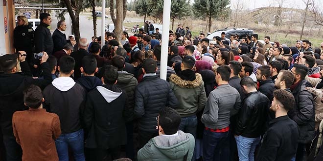 Üniversite öğrencileri 'Çürük raporu var' deyip derse girmedi