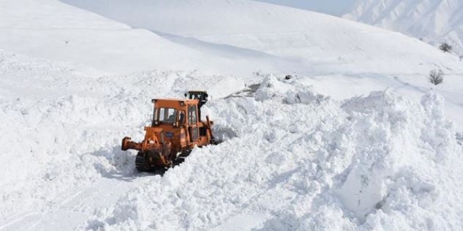 Hakkari-Şırnak kara yolu çığ nedeniyle kapandı