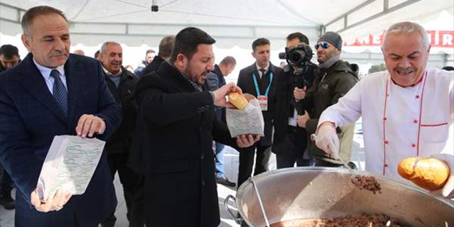 Belediye Başkanı kazandığı tazminatlarla kavurma dağıttı