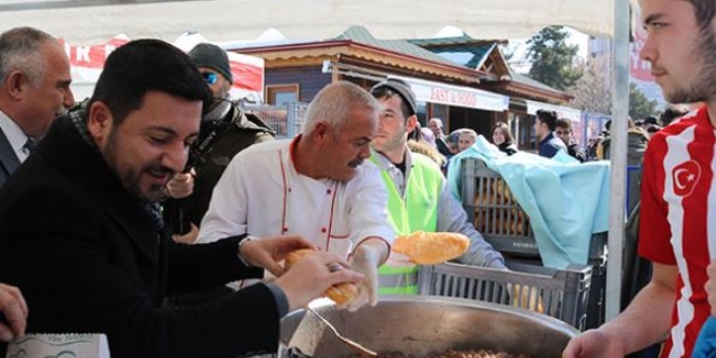 Başkan, kazandığı tazminatla taraftara kavurma ikram etti