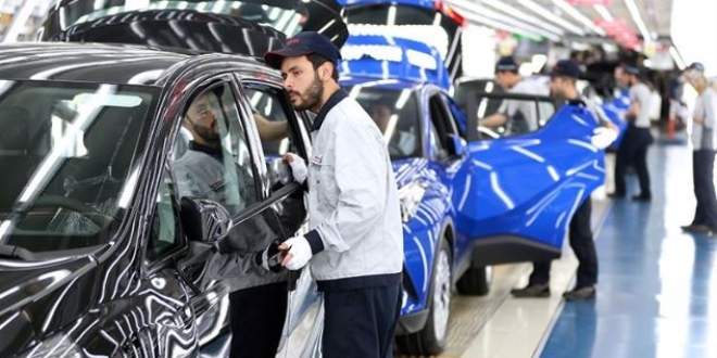 Sıfır otomobiller banttan inmeden satılıyor