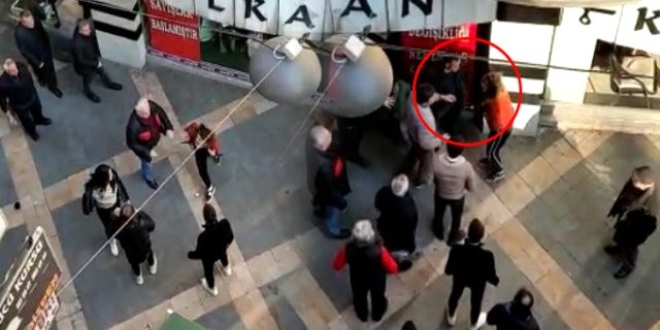Trabzon'da kızların kavgasını tokat atarak ayırdı