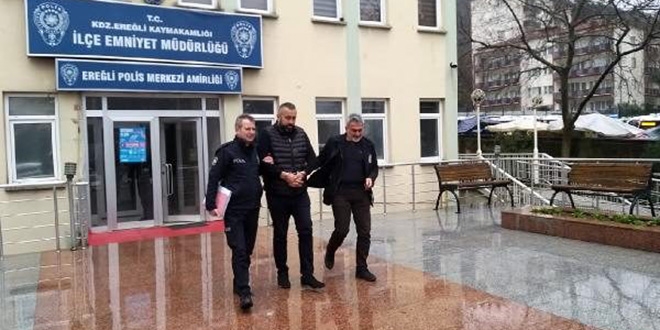Otomobilinin bağlanacağını öğrenince polise çarpıp, kaçtı