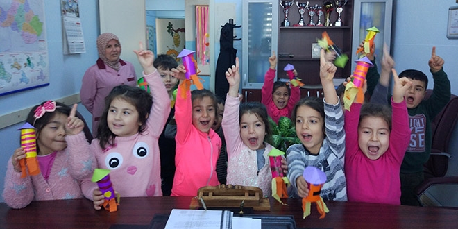 Minik uzaylılar müdür odasına indi