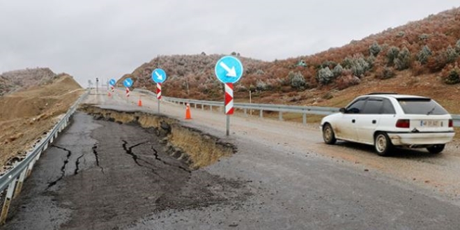 Afyonkarahisar- Uşak yolunda 50 metrelik çukur oluştu