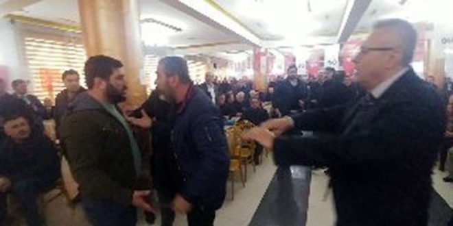 CHP kongresinde kadın delegeye sert sözler: Otur lan!