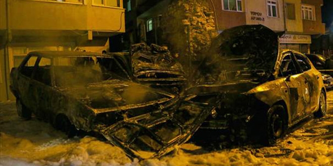 Park halindeki 9 araç kundaklandı
