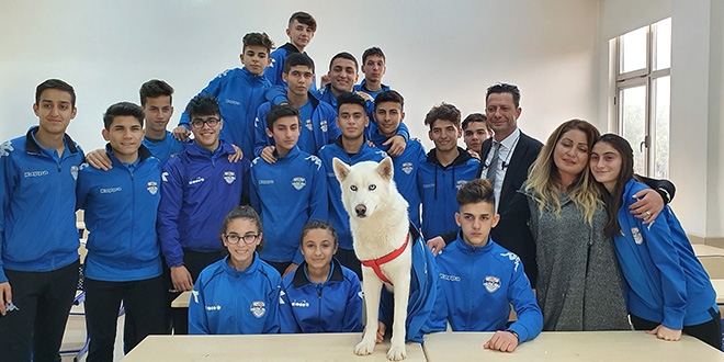 Müdürün internetten sahiplendiği köpek okullu oldu