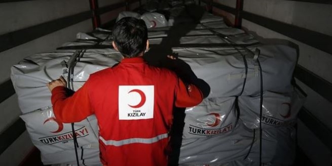 Van'daki depremzedelere Kızılay'dan yardım