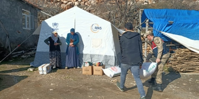Van'da depremzedeler için çadır kurulumu sürüyor