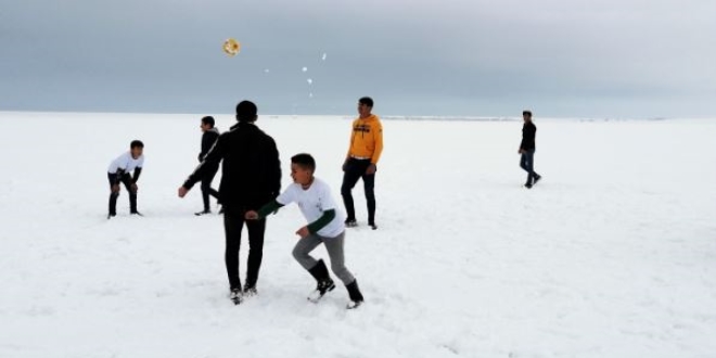 Bitlis'te donan göl üzerinde futbol keyfi